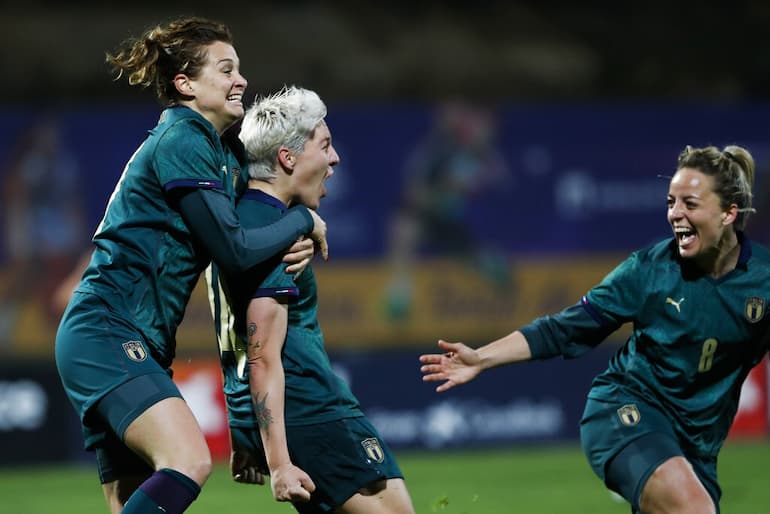 Un abbraccio delle Azzurre!