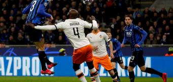 Caldara svetta contro il Valencia a San Siro