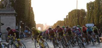 Egan Bernal in maglia gialla guida il gruppo sugli Champs-Elysees!