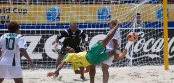 La rovesciata, fondamentale d'ordinanza del calcio sulla spiaggia