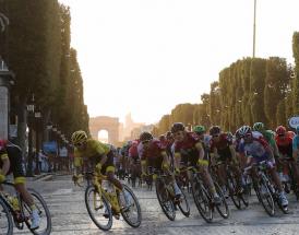 Egan Bernal in maglia gialla guida il gruppo sugli Champs-Elysees!
