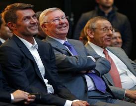 Maldini con altre leggende del calcio mondiale