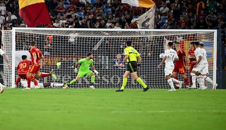 Leao in gol in mezza rovesciata all'Olimpico contro la Roma