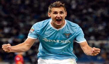 Una splendida esultanza di Klose con la maglia biancoceleste