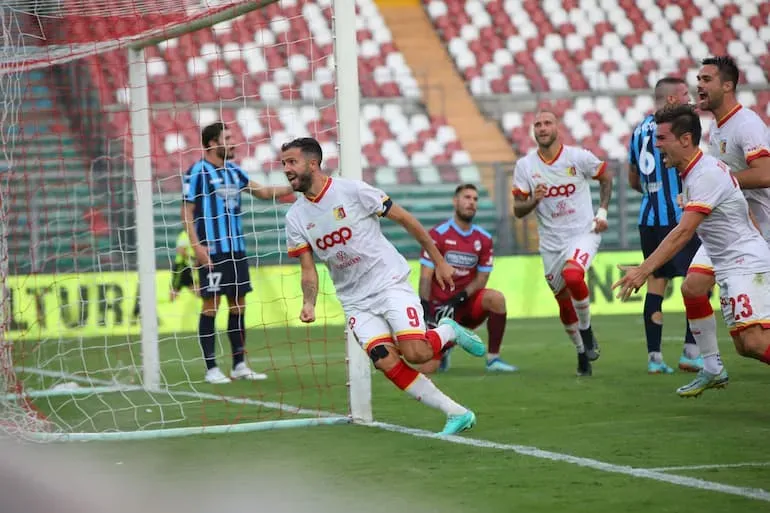 Iemmello esulta dopo un gol al Lecco